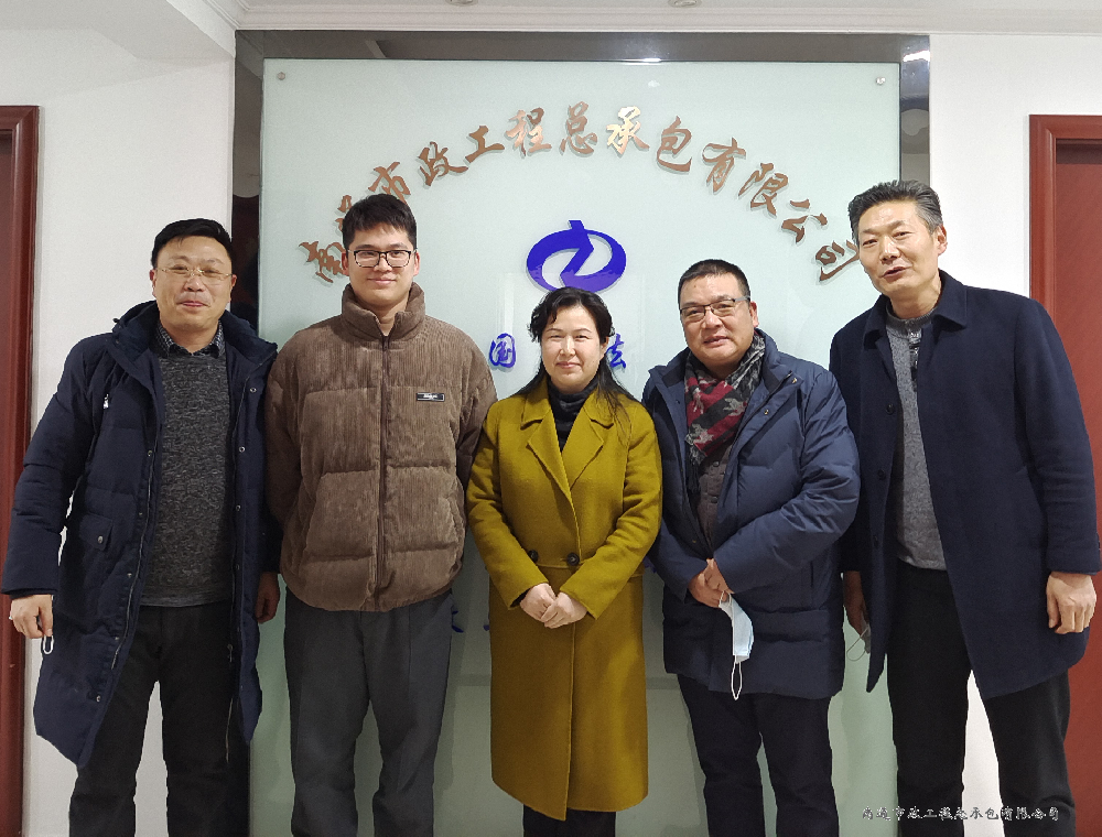 崇川區(qū)政府副區(qū)長嚴英調(diào)研總公司