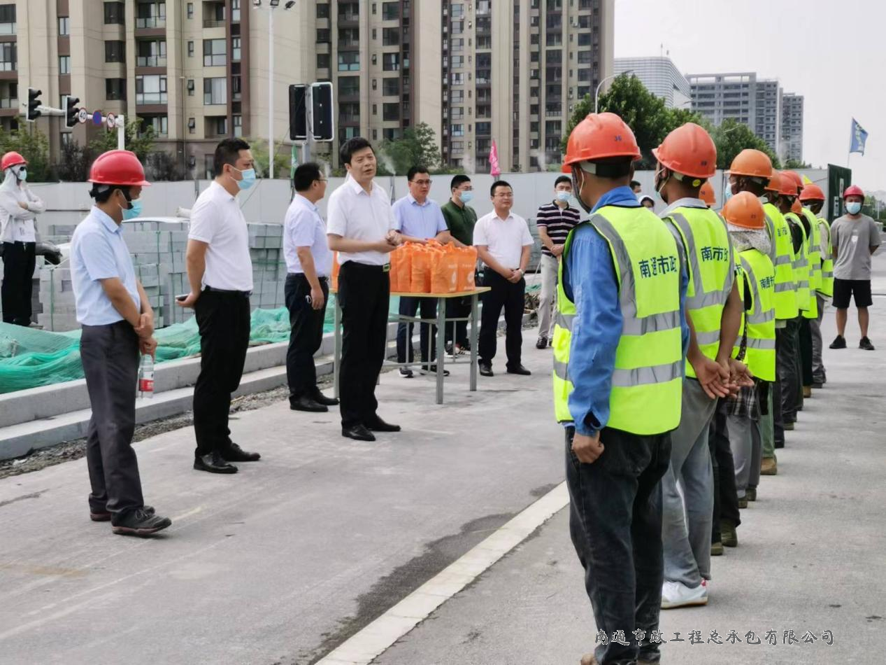 崇川區(qū)政協(xié)主席江建春同志慰問星城路橋梁工程施工人員