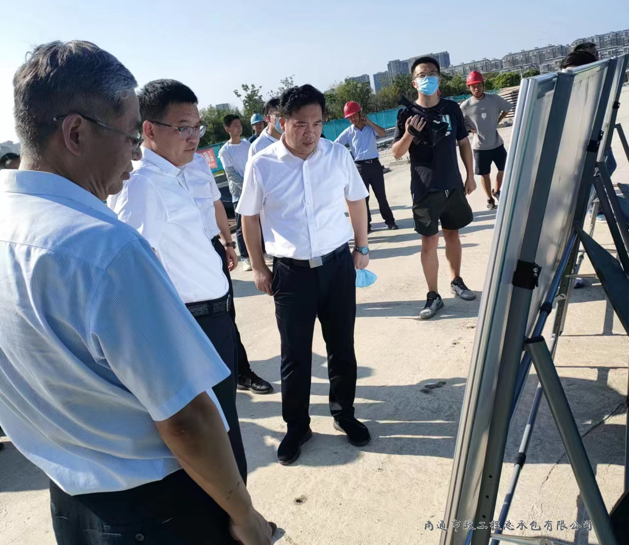區(qū)委書記胡擁軍同志調(diào)研星城路橋梁工程建設(shè)情況